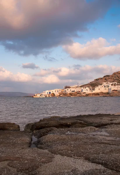 Plaży Kalafatis Bay na wyspie Mykonos w zachód słońca. Grecja. — Zdjęcie stockowe