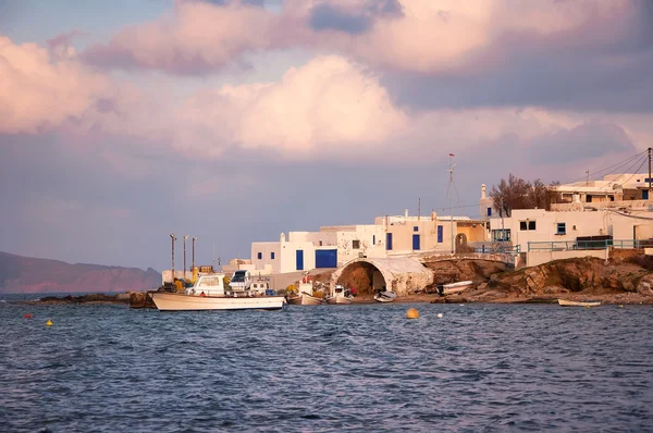 Un pueblo pesquero cerca del mar Mediterráneo - Mykonos, Grecia . —  Fotos de Stock