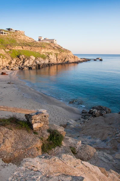 Playa de arena en una pequeña bahía en la isla de Mykonos al atardecer. G — Foto de Stock