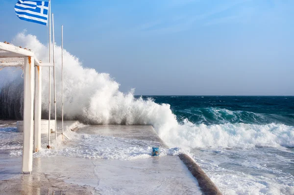 Golven die breken op de pier van het eiland Mykonos, Griekenland — Stockfoto