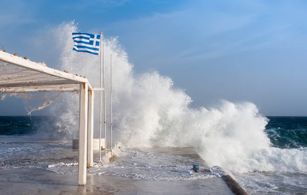 Волны, обрушившиеся на пирс острова Миконос, Греция — стоковое фото
