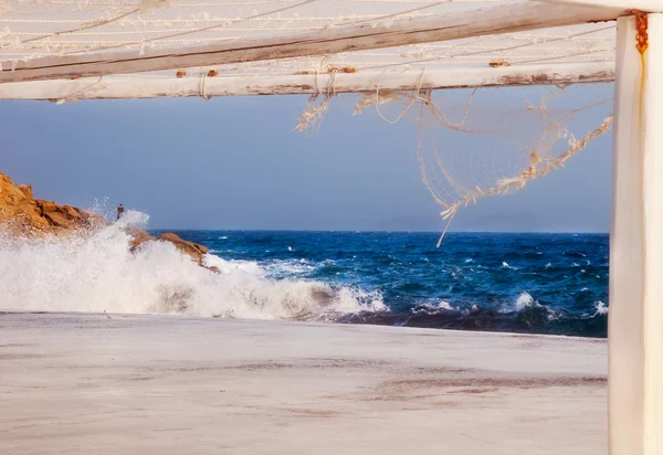 Onde che si infrangono sul molo dell'isola di Mykonos, Grecia — Foto Stock