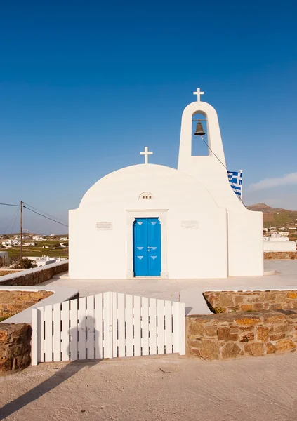 La clásica iglesia blanca en la isla de Mykonos. Países Bajos . — Foto de Stock
