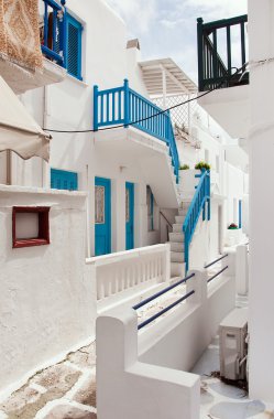Podwórkowi holiganlar - merdiven, balkon klasik Yunan mimarisi,