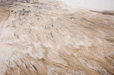 Kum üzerinde siyah lekeler şeklinde arka plan.