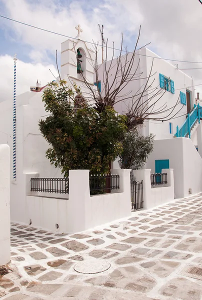 Classical Greek church on the narrow streets of the town with a painted sidewalk — Stock Photo, Image