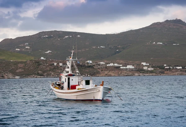 经典的钓鱼船在海里。希腊。米科诺斯岛. — 图库照片