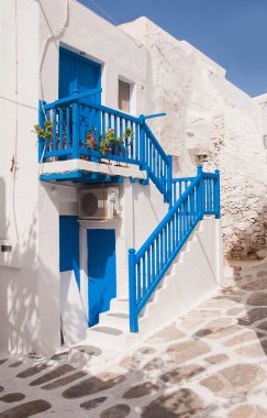Podwórkowi holiganlar - merdiven, balkon klasik Yunan mimarisi,