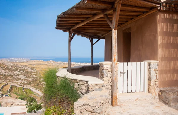 Maison avec vue sur la mer sur l'île grecque . — Photo