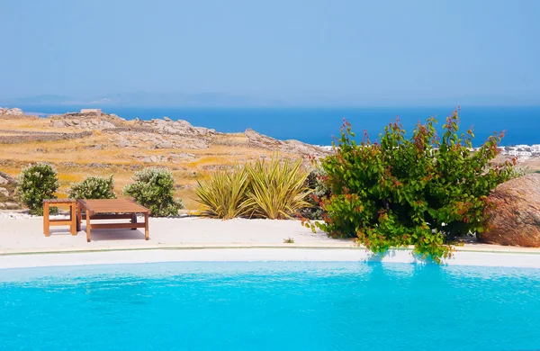 Piscina circondata da giovani alberi in primavera . — Foto Stock