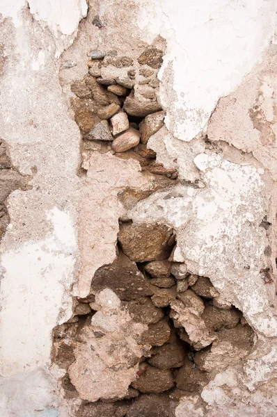 The old whitewashed walls of brick and stone. Background. — Stock Photo, Image