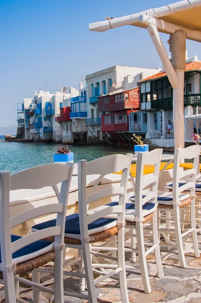 Café vid Lilla Venedig vid solnedgången. Mykonos. Grekland. — Stockfoto