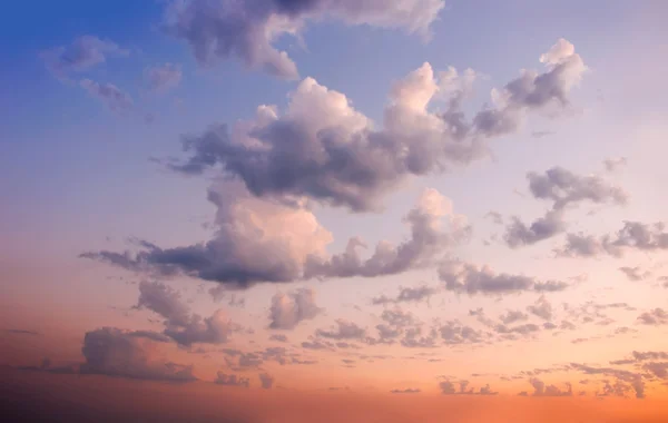 Luminoso tramonto colorato sul mare con belle nuvole — Foto Stock