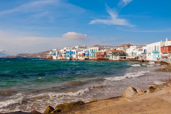 Olas azules con espuma blanca alrededor de la Pequeña Venecia en Mykonos . — Foto de Stock