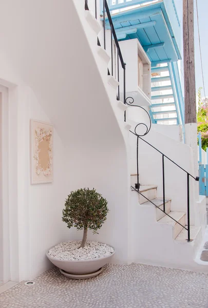 Escaleras en las estrechas calles de las ciudades europeas - decoradas con —  Fotos de Stock