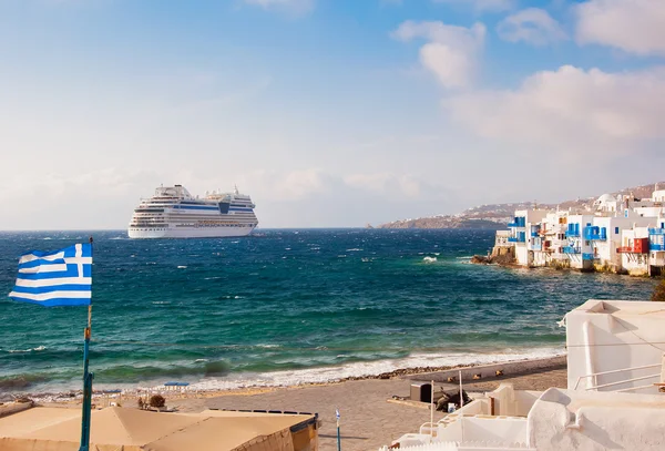 Little Venice on Mykonos and the cruise ship at sunset... — Stock Photo, Image