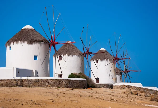 Windmühlen auf einem Hügel in Meeresnähe auf der Insel Mykonos Stockbild