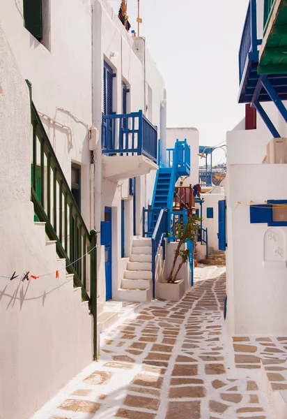 Klassische griechische Architektur der Straßen - Treppen, Balkone, Stockfoto