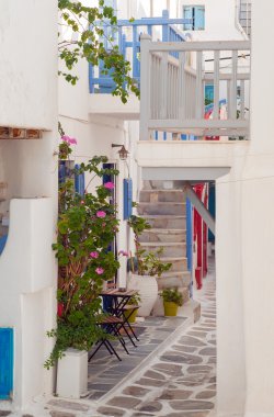 Podwórkowi holiganlar - merdiven, balkon klasik Yunan mimarisi,