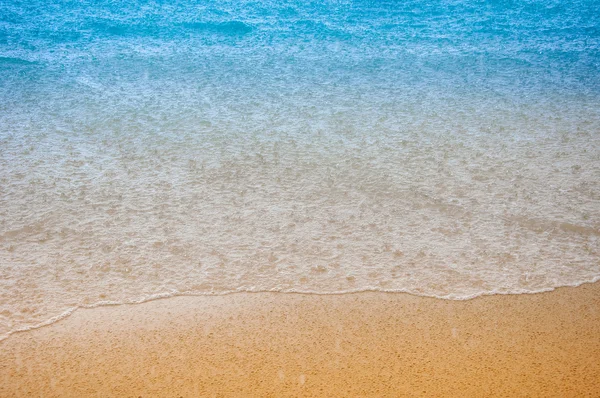 Ola del mar en la playa de arena bajo la lluvia — Foto de Stock