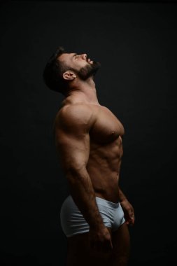 Stüdyoda fitness erkek modeli