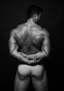 Sırtını gösteren kaslı erkek model.