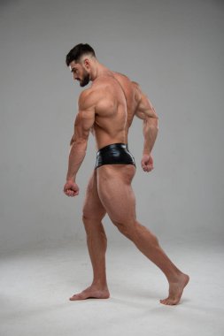 Stüdyoda fitness erkek modeli