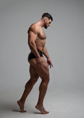 Stüdyoda fitness erkek modeli