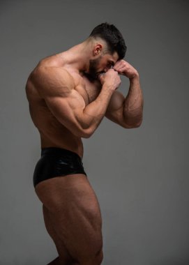 Stüdyoda fitness erkek modeli