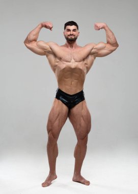 Stüdyoda fitness erkek modeli