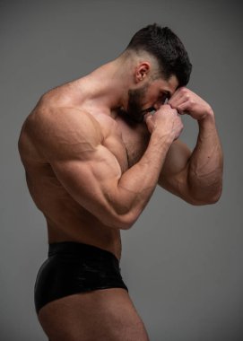 Stüdyoda fitness erkek modeli