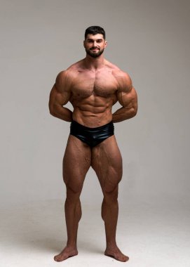 Stüdyoda fitness erkek modeli