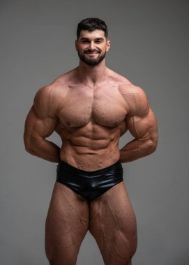 Stüdyoda fitness erkek modeli