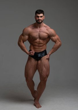 Stüdyoda fitness erkek modeli