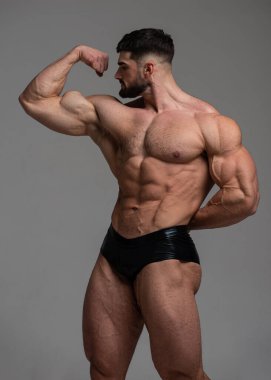 Stüdyoda fitness erkek modeli