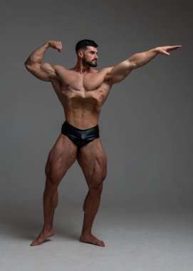 Stüdyoda fitness erkek modeli