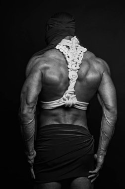 Halatlarla kaslı erkek model.