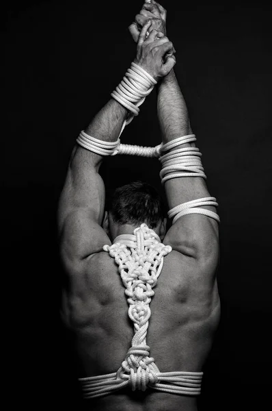 ロープ付きの筋肉質男性モデル — ストック写真