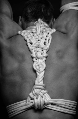 Halatlarla kaslı erkek model.