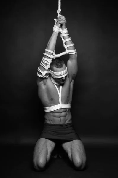 ロープ付きの筋肉質男性モデル — ストック写真