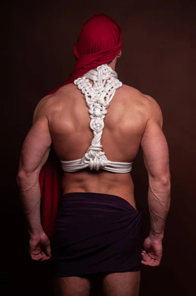 带绳索的男性肌肉模型 — 图库照片