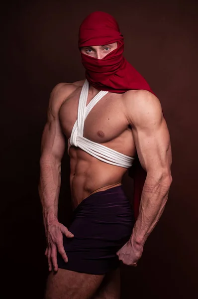 带绳索的男性肌肉模型 — 图库照片