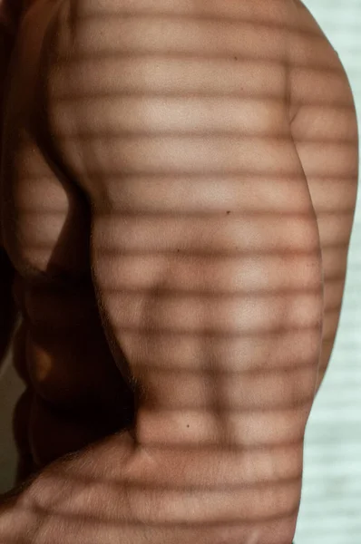 Musculoso Modelo Masculino Mostrando Mano — Foto de Stock