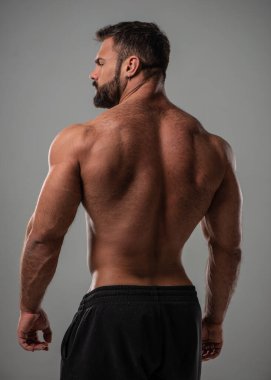 Sırtını gösteren kaslı erkek model.