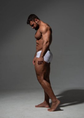 Stüdyoda fitness erkek modeli