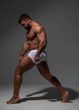 Stüdyoda fitness erkek modeli