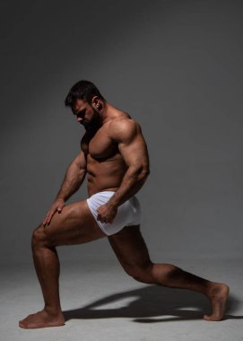 Stüdyoda fitness erkek modeli