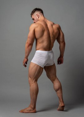 Sırtını gösteren kaslı erkek model.