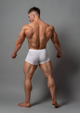 Sırtını gösteren kaslı erkek model.