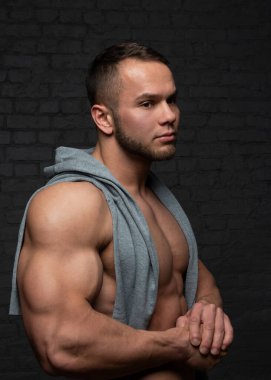 Stüdyoda fitness erkek modeli